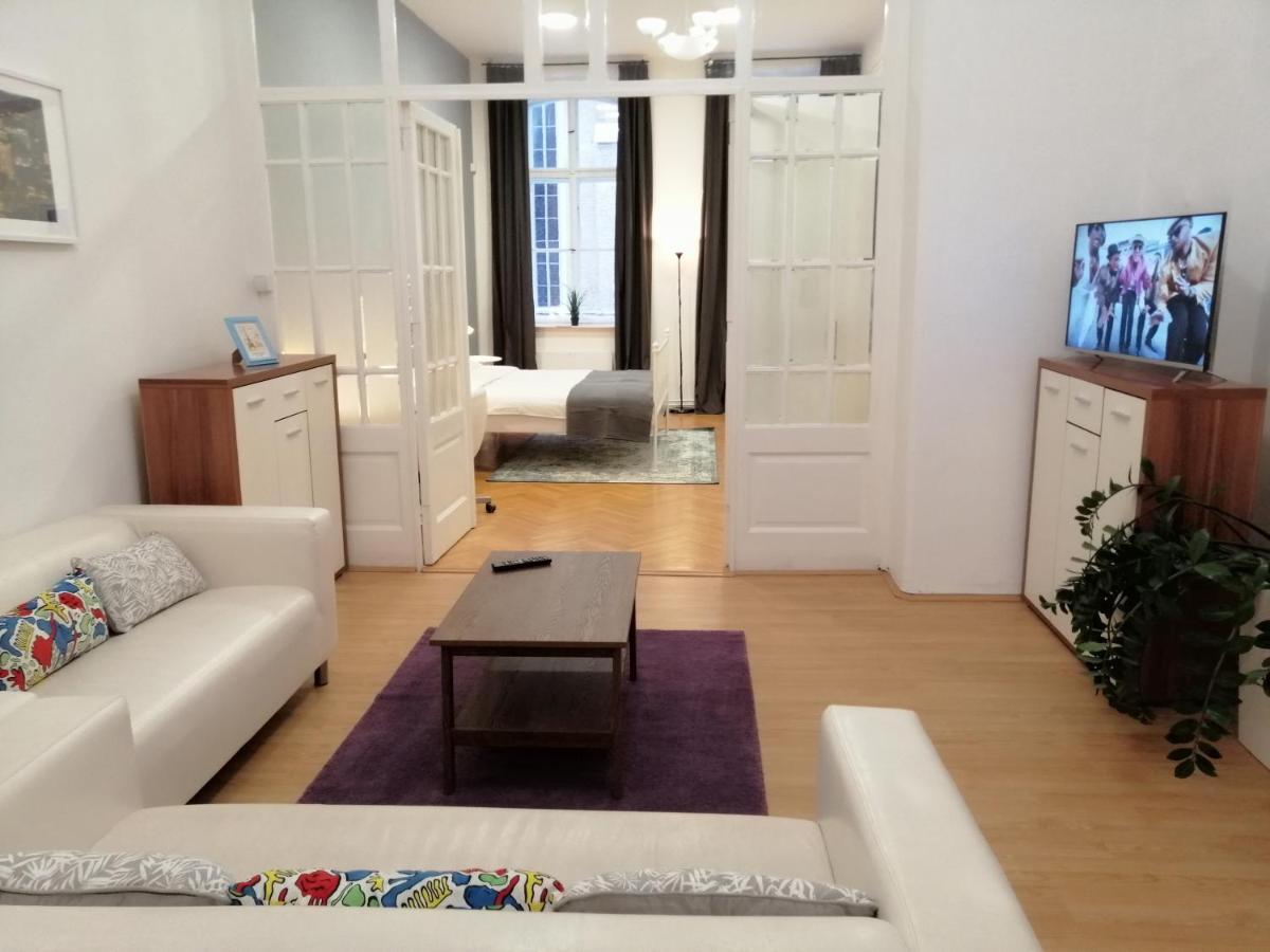Filinhome Zmaj Jovina Suite Novi Sad Esterno foto